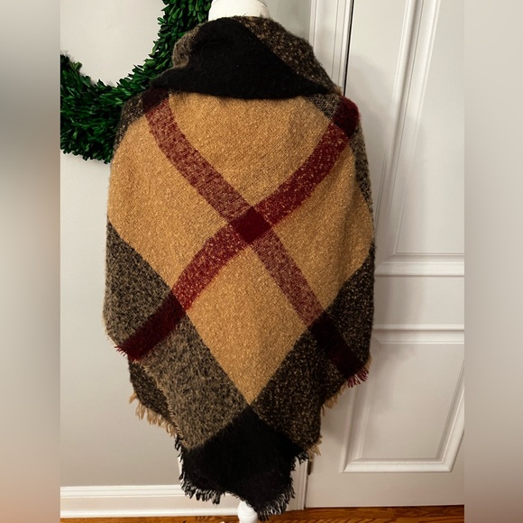 Cape with toggle closure EUC - Picture 2 of 2